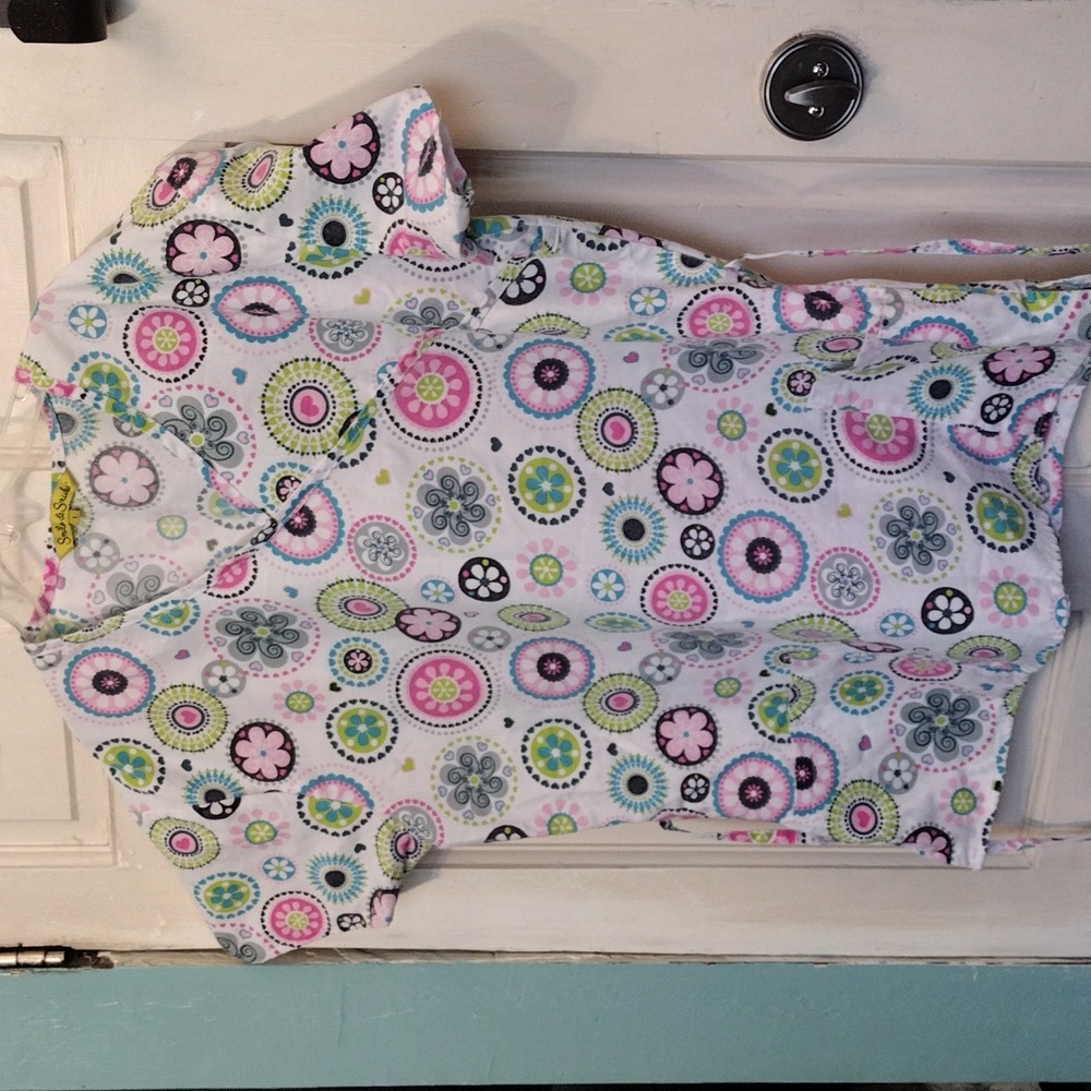 Smiles & Scrubs Women's Printed Scrub Top Size L (pre-owned)